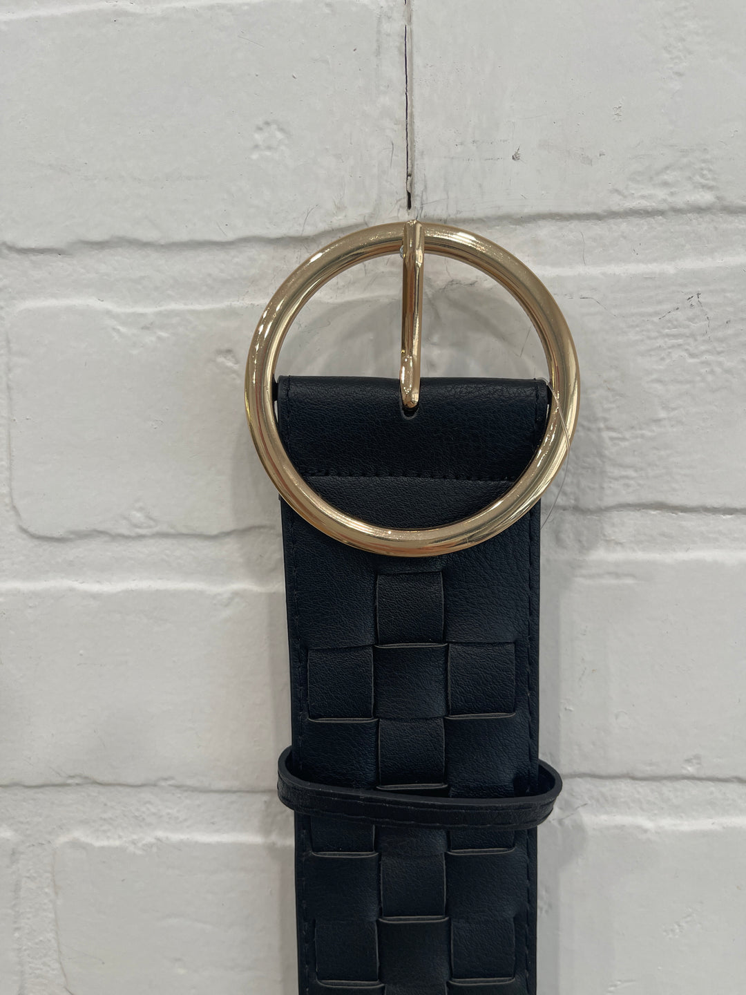 Round gold buckle belt