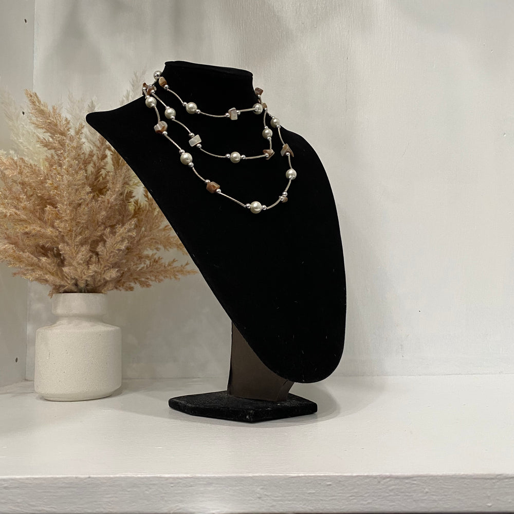 Collier superposé asymétrique avec des formes blanches