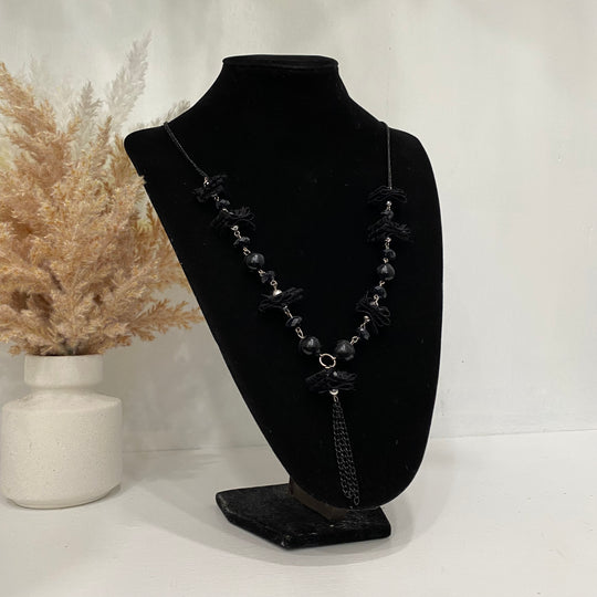 Collier Noir Avec Perles Noires Et Volants