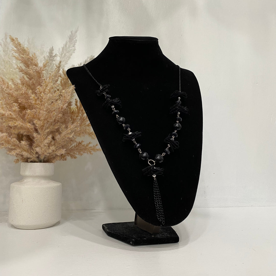 Collier Noir Avec Perles Noires Et Volants