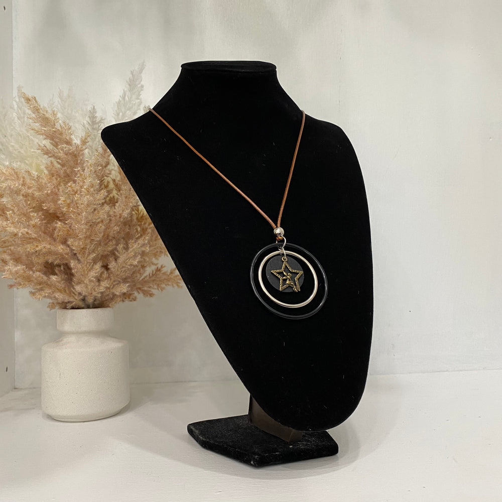 Collier Couleur Corail Avec Plusieurs Cercles Et Une Étoile Dorée
