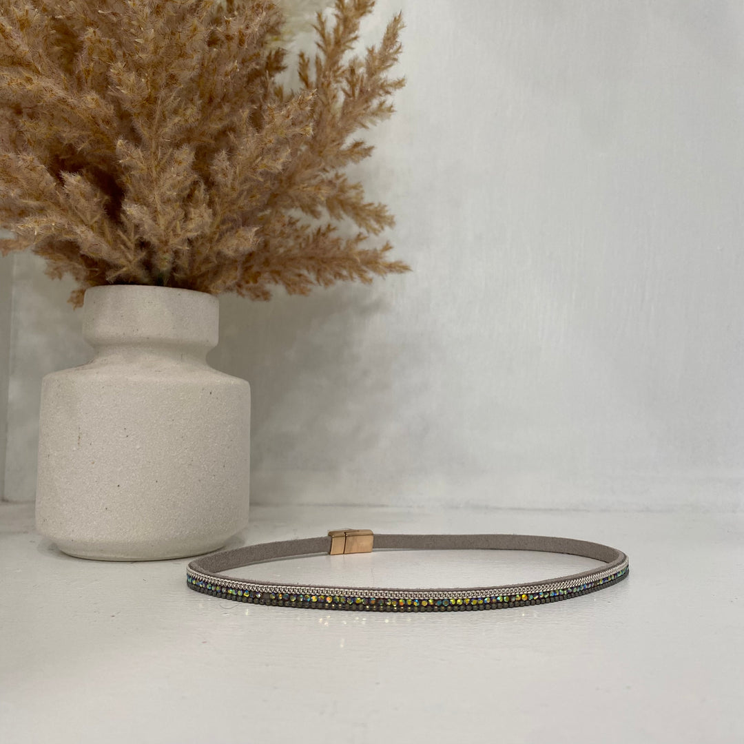 Tour de cou orné de bijoux