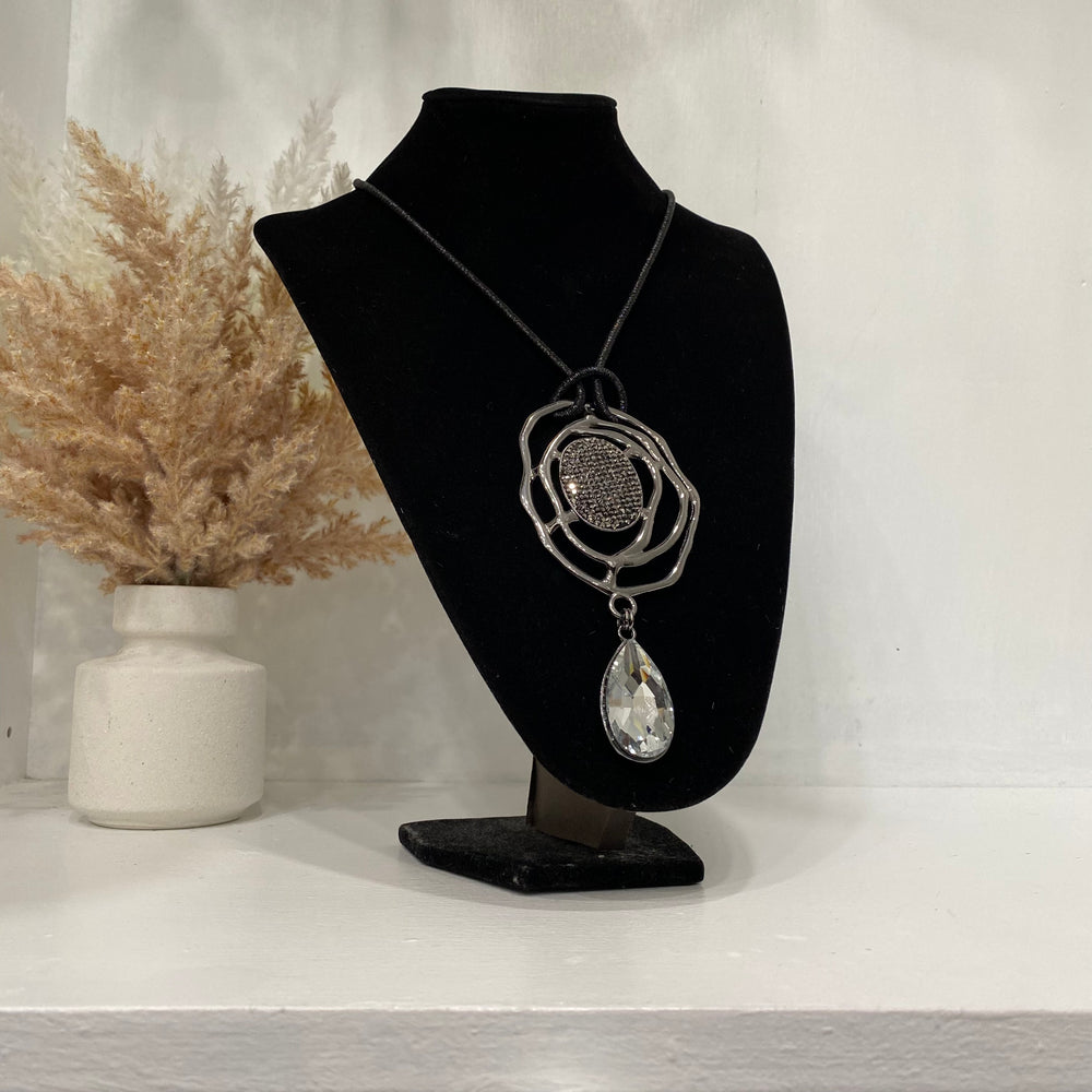 Chaîne scintillante avec un grand collier de pierres précieuses