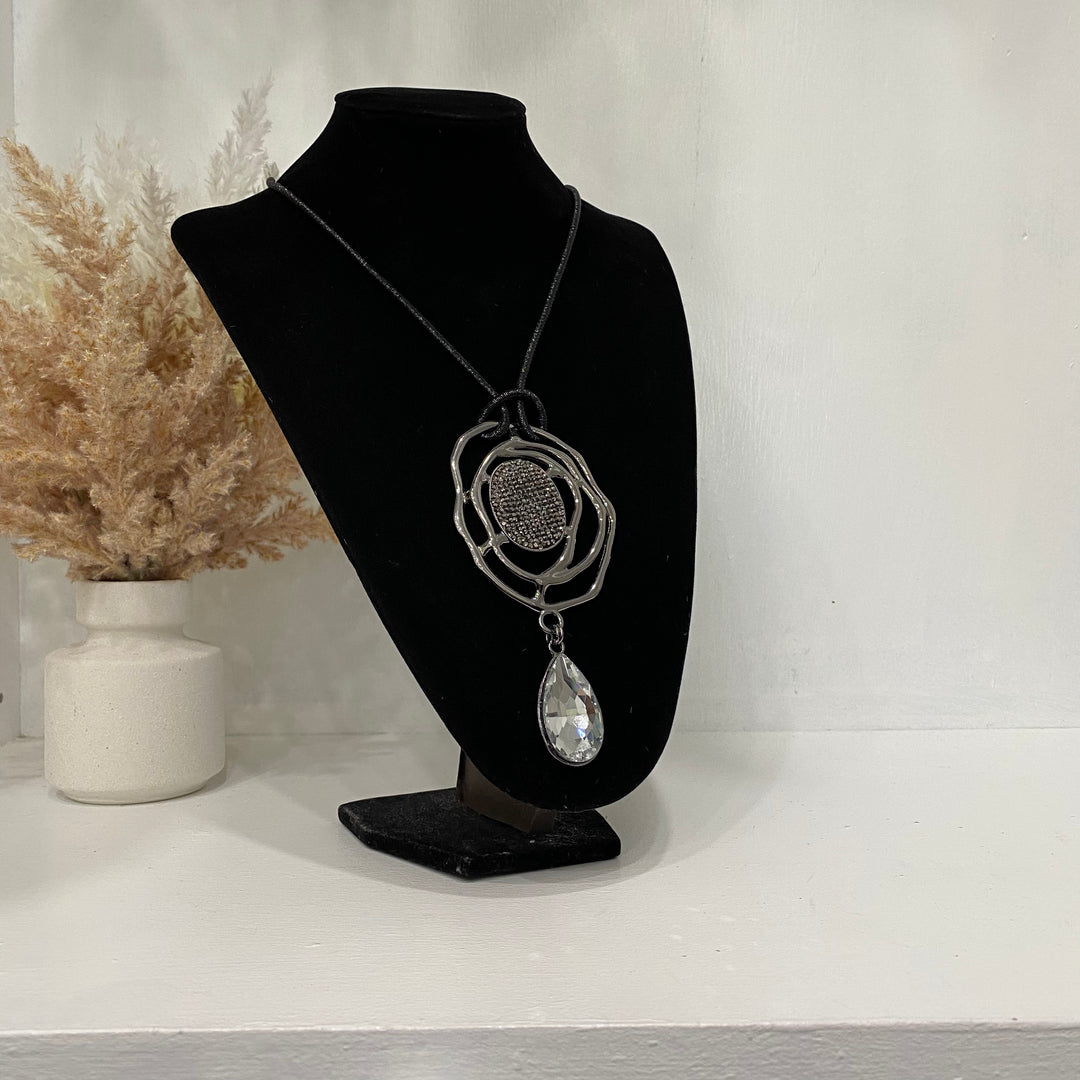 Chaîne scintillante avec un grand collier de pierres précieuses