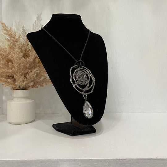 Chaîne scintillante avec un grand collier de pierres précieuses