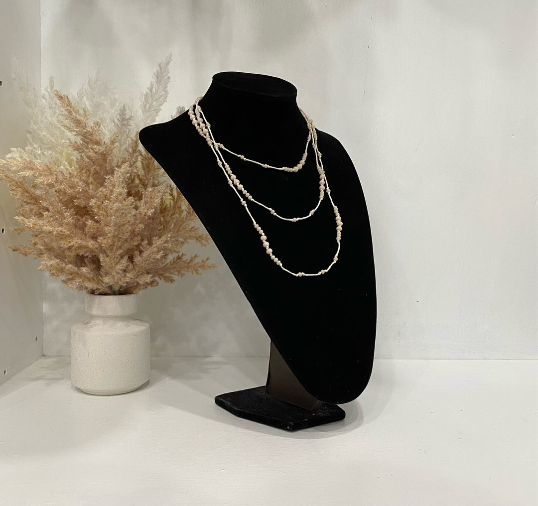 Collier de perles en couches blanches