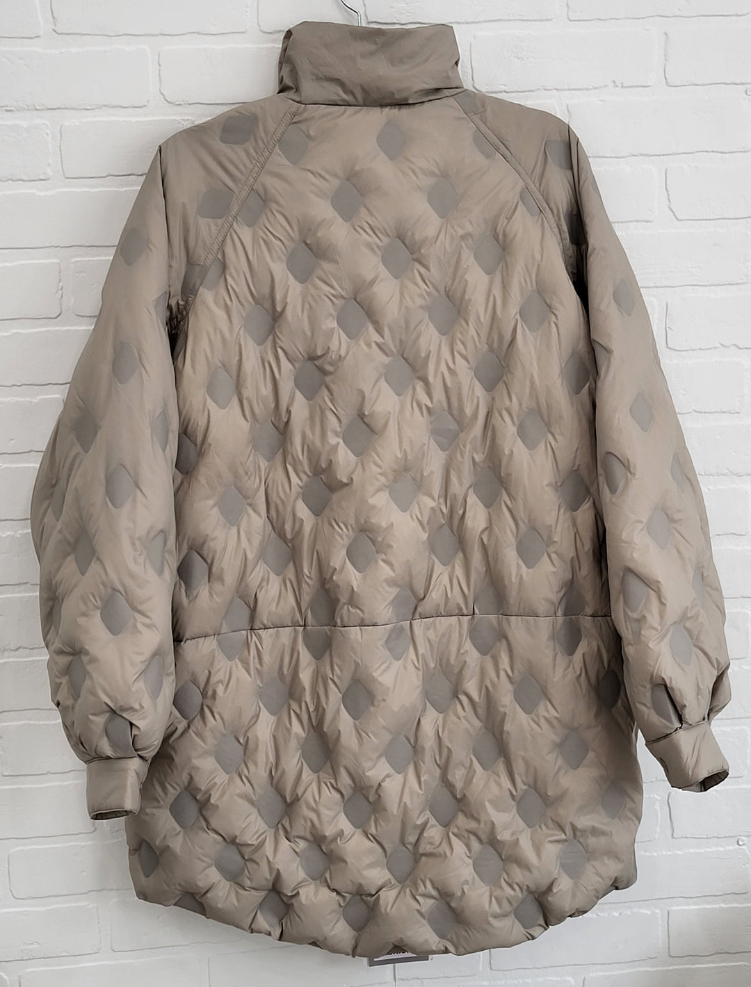 Light Weight Puffy Coat by Lerisia