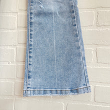 Load image into Gallery viewer, Qeen of Hearts Distressed Jeans
