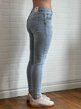 Load image into Gallery viewer, Wildflower jeans (Light)
