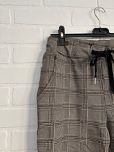 Load image into Gallery viewer, Plaid jogger pants
