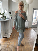 Load image into Gallery viewer, Off-the-shoulder tunic/top
