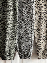 Charger l&#39;image dans la galerie, Cheetah joggers
