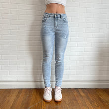 Load image into Gallery viewer, Wildflower jeans (Light)
