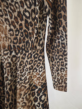 Charger l&#39;image dans la galerie, Turtleneck Leopard Dress
