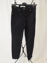 Charger l&#39;image dans la galerie, High-Waisted Distressed Black Jeans
