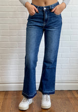 Load image into Gallery viewer, Queen Mini flare Jeans
