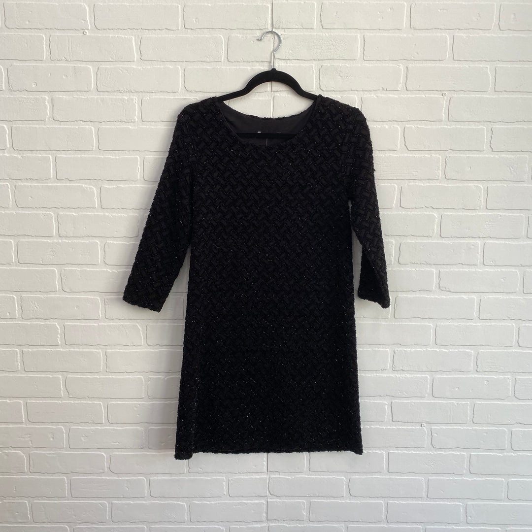 Mini-robe noire séquencée à manches mi-longues