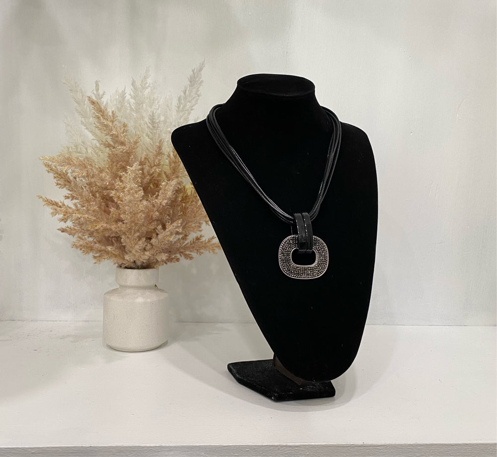 Collier de perles en forme de « O » avec chaîne en cuir superposée